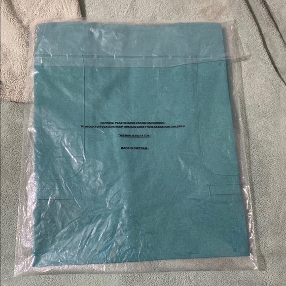 SOLD NWT Figs Lekei Scrub Top in Marine - Picture 3 of 5